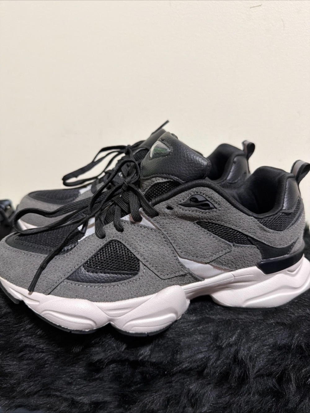 Gray and Black Chunky Sneakers - Casual Athletic Style